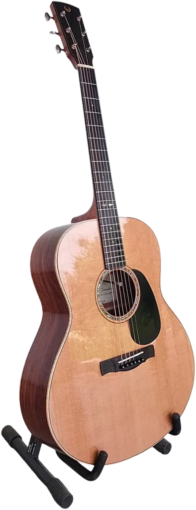 Chitarra acustica Corsalini Grand Auditorium Standard - Modello Short Scale con top in Abete e design classico vista di lato