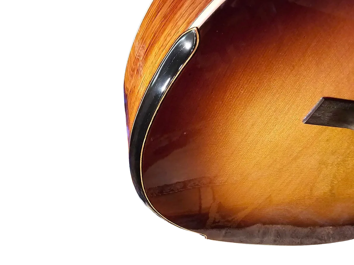 Dettaglio dell'arm bevel (smusso poggia-braccio) in legno scuro su chitarra Corsalini OM-2 Multiscala.