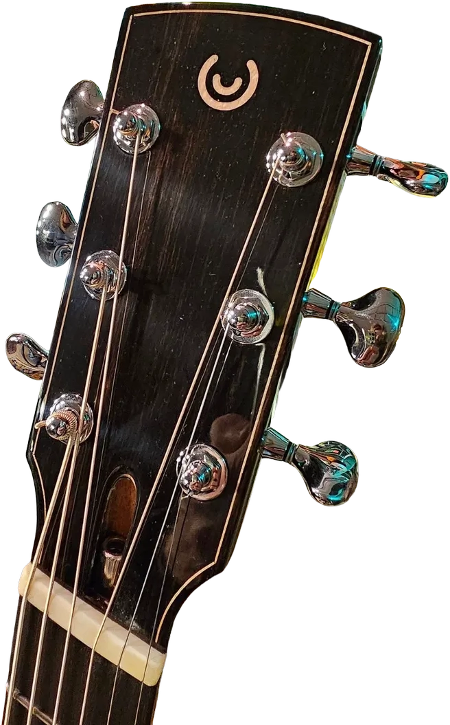 Primo piano della paletta di una chitarra Corsalini OM con meccaniche in acciaio, logo inciso e dettaglio del copri-truss rod.