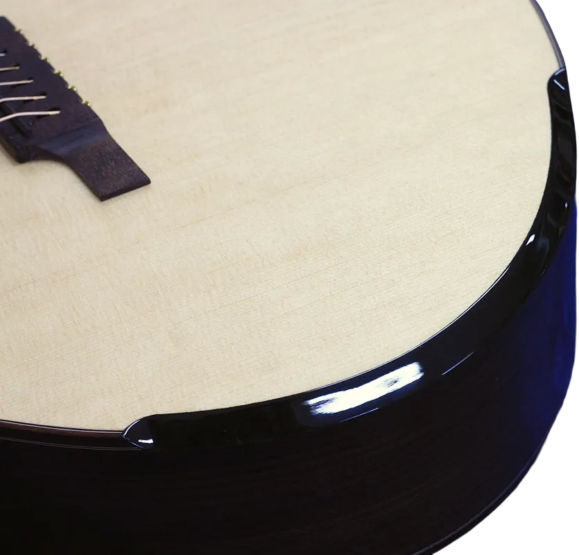 Dettaglio del Bevel (poggiabraccio) artigianale su chitarra Corsalini Grand Auditorium Multiscala.