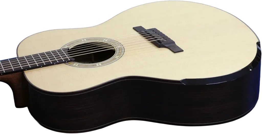 Dettaglio del top in Abete bianco e delle fasce scure in Palissandro su chitarra Corsalini Grand Auditorium Multisca