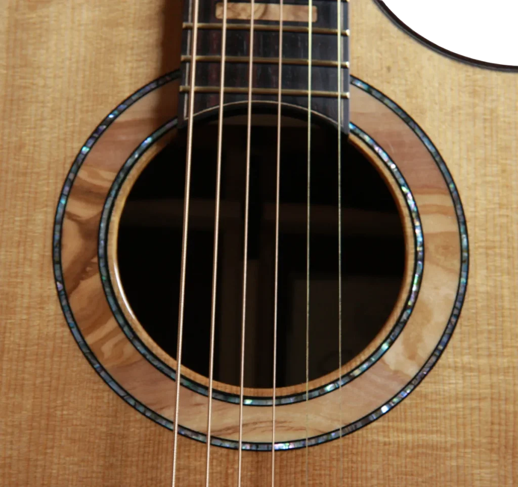 Dettaglio dell'intarsio della rosetta in legno e abalone su chitarra Corsalini Grand Auditorium Cutaway.