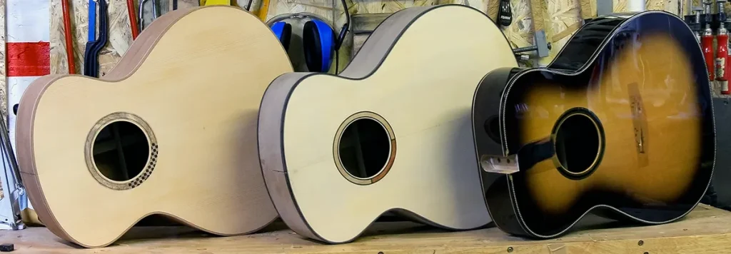 Tre corpi di chitarre acustiche artigianali Corsalini in fase di lavorazione nel laboratorio