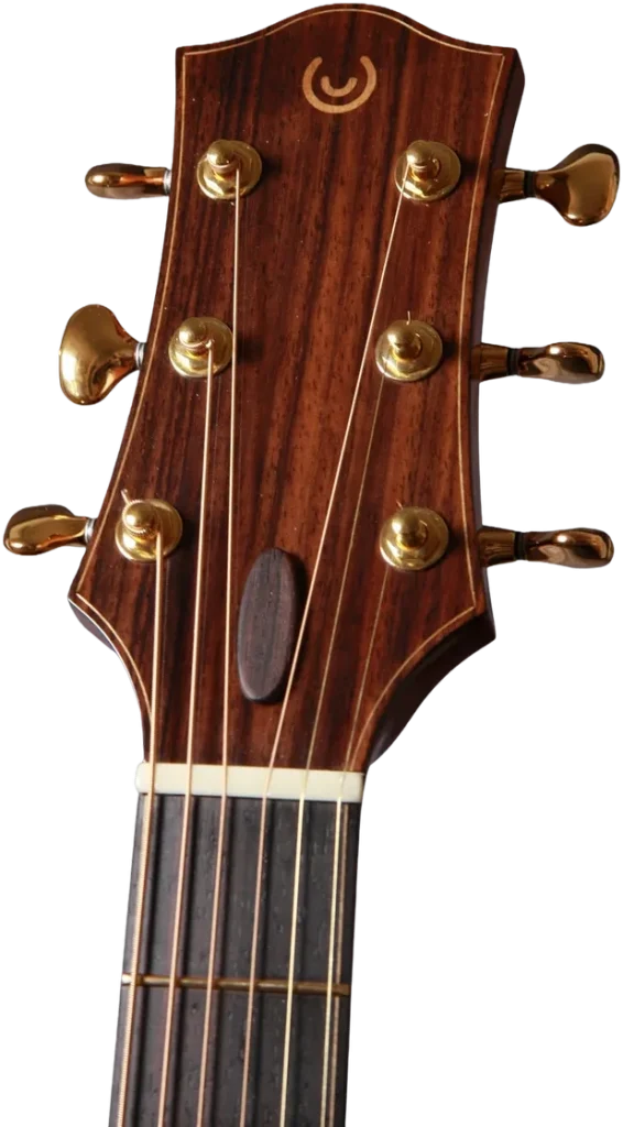 Primo piano della paletta di una chitarra Corsalini Grand Auditorium con logo in madreperla, meccaniche dorate Gotoh e capotasto in osso.